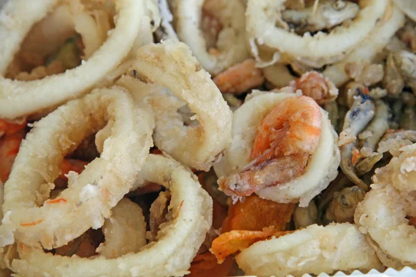 Pescado frito sabor pescado recién capturado con calamares y camarones —  Fotos de Stock