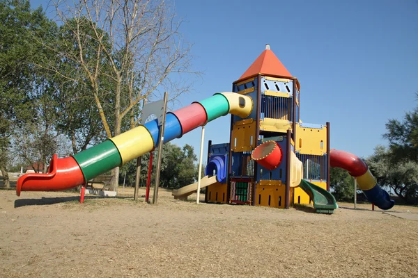 Corrediça colorida enorme em um playground — Fotografia de Stock