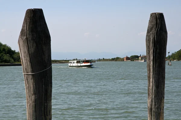 Dos postes para amarrar el barco con medio ferry para transportar a —  Fotos de Stock