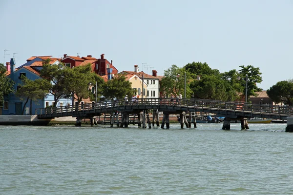 到 mazzorbo 的老木桥连接与布拉诺岛 — 图库照片