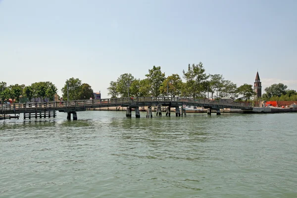Oude houten brug naar mazzorbo verbinden met het eiland burano — Stockfoto
