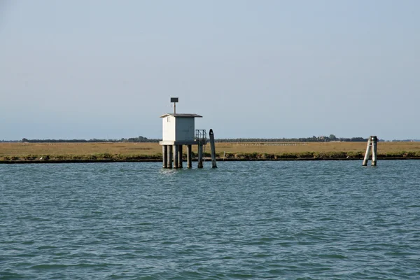 Sea of Venice with the lagoon and a lookout hut — Stock Photo, Image