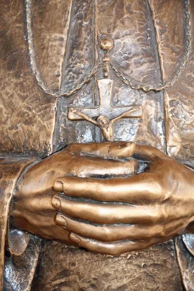 Ręce kapłana, którzy modlą się — Zdjęcie stockowe