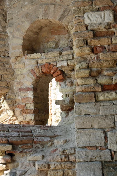 Louver e janela entre as antigas paredes de tijolos — Fotografia de Stock