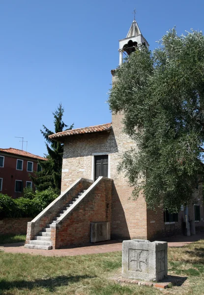 Oude kerk met klokkentoren op het eiland torcello Venetië — Stockfoto
