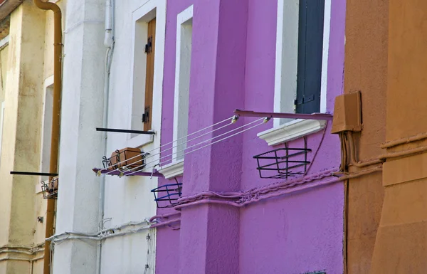 Paredes coloridas das casas violetas de Burano Veneza — Fotografia de Stock