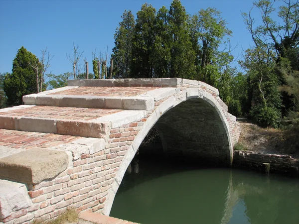 Древний мост Дьявола на острове Торчелло возле Венеции — стоковое фото
