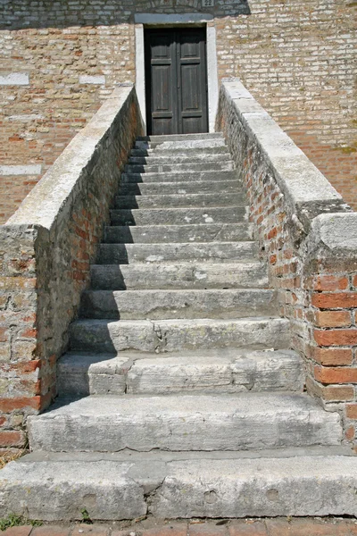Stenen trap van de kerk op het eiland torcello in de buurt van de ven — Stockfoto