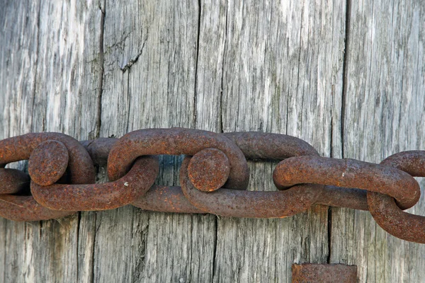 Vieja cadena oxidada usada para amarrar barcos en el muelle —  Fotos de Stock