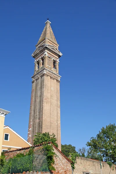 Scheve toren van de kerk op het eiland burano — Stockfoto