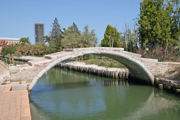Του διαβόλου αρχαία γέφυρα στο νησί της torcello κοντά στη Βενετία — Φωτογραφία Αρχείου