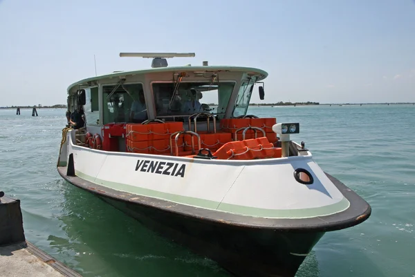 Vaporetto mit großen schriftlichen Venedig, während im Hafen angedockt — Stockfoto