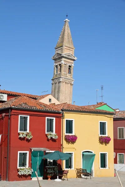 Kleurrijke huizen van burano met de scheve toren — Stockfoto