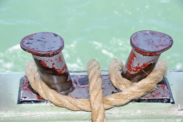 Vas blokkok és a kötél, hogy a hajó moor — Stock Fotó