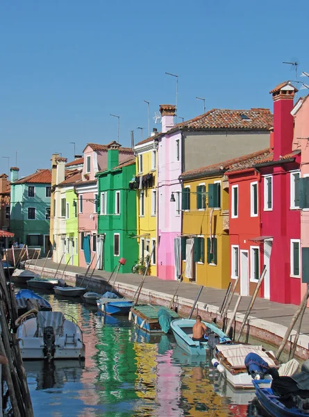 Casas coloridas na ilha de Burano com o canal e boa — Fotografia de Stock