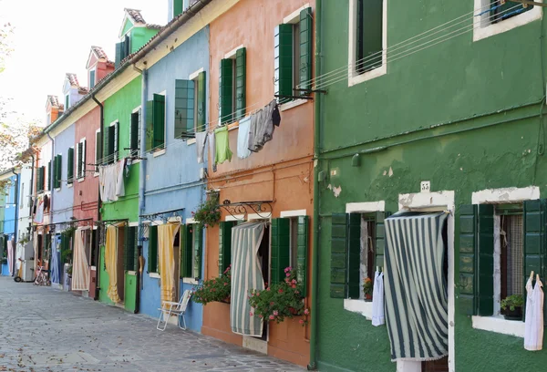 Casas coloridas en la isla de Burano cerca de Venecia — Foto de Stock