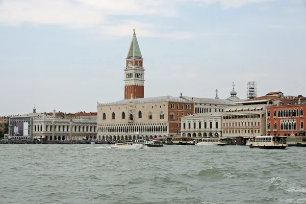 Колокольня Сан-Марко видна с моря в Венеции Лицензионные Стоковые Изображения