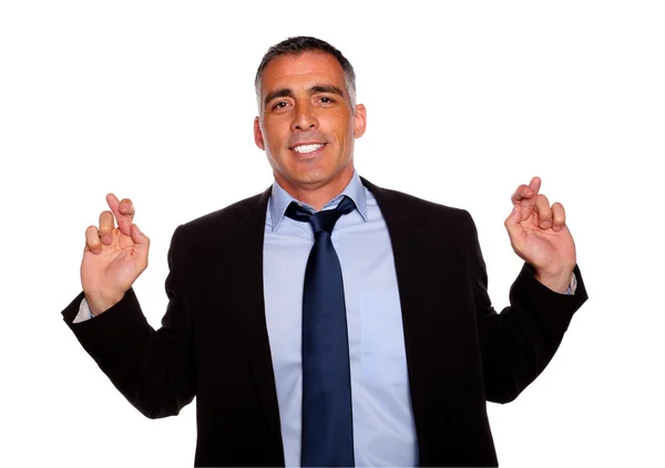 Executive man ler och korsar fingrarna — Stockfoto