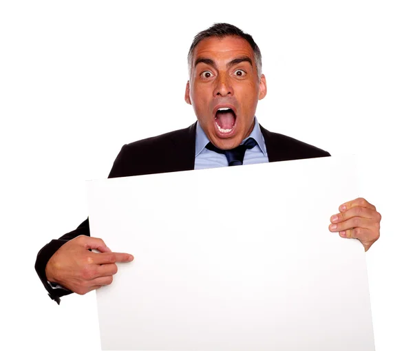 Uomo d'affari urla e punta una carta — Foto Stock