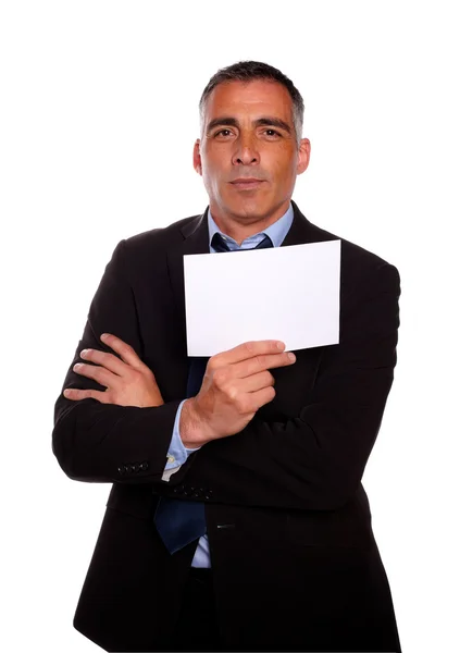 Zralé obchodní muž držící bílou kartu — Stock fotografie