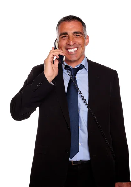 Привлекательный брокер смеется по телефону — стоковое фото
