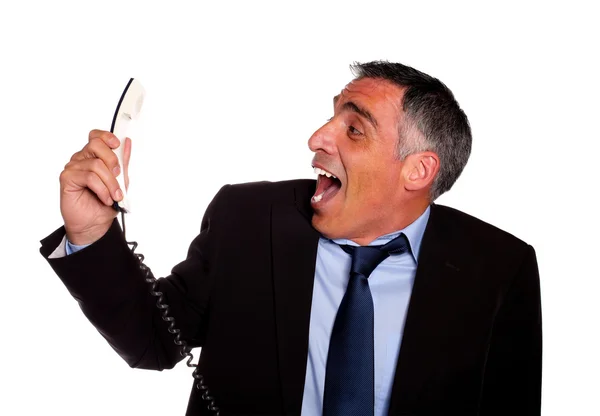 Латинский бизнесмен смеется с телефоном — стоковое фото