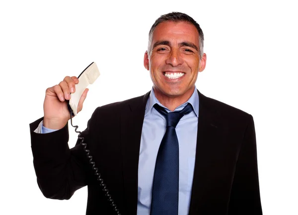 Профессиональный человек улыбается с телефоном — стоковое фото