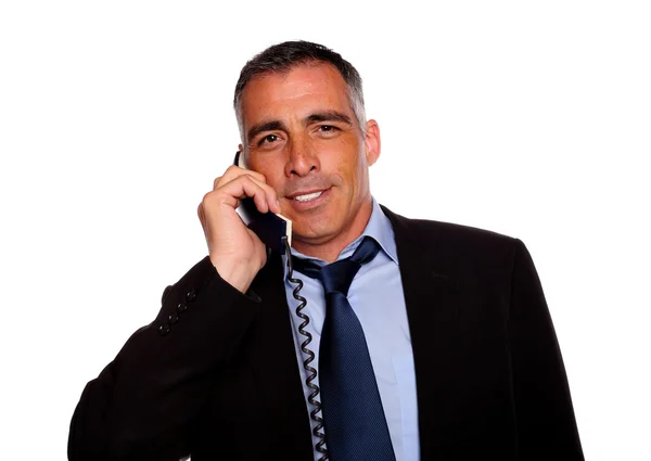 Der charismatische Geschäftsmann lächelt mit dem Telefon — Stockfoto