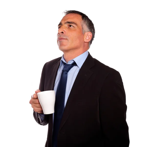 Homem de negócios reflexivo com uma caneca branca — Fotografia de Stock