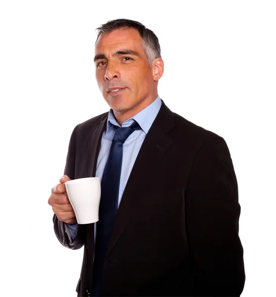 Riflettente uomo affascinante con una tazza bianca — Foto Stock