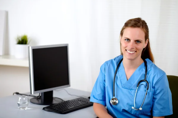 Enfermera encantadora encantadora en el lugar de trabajo — Foto de Stock