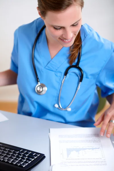 Молодая красивая медсестра в синей форме — стоковое фото