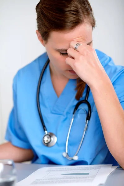 Vackra trötthet doktor kvinna med stetoskop — Stockfoto