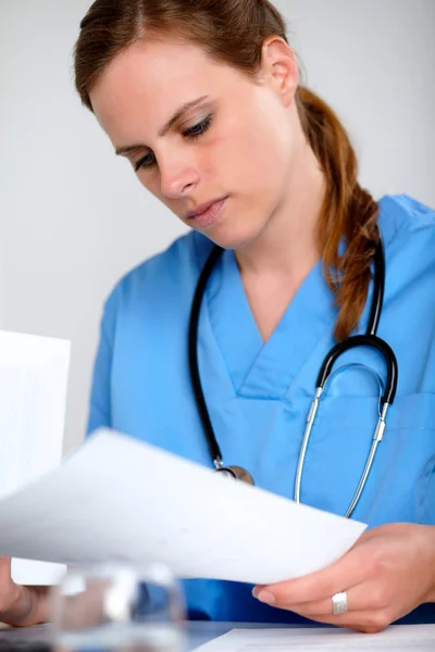 Blonde Krankenschwester auf blauer Uniform — Stockfoto