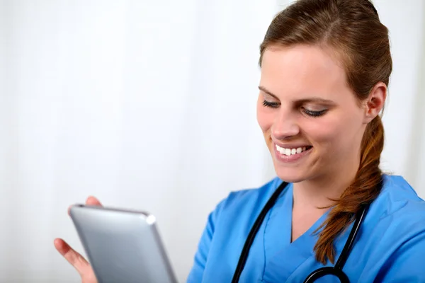 Очаровательная женщина-врач с планшетным компьютером — стоковое фото