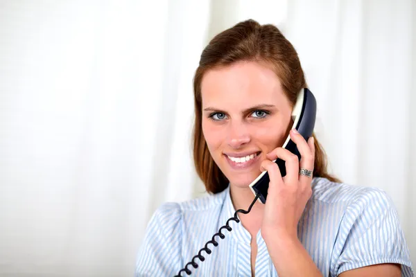 Gyönyörű szőke lány mosolyogva a telefon — Stock Fotó