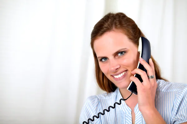 Prettty szép nő mosolyogva a telefon — Stock Fotó