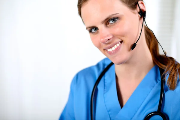 Médico callcenter operador femenino sonriendo —  Fotos de Stock