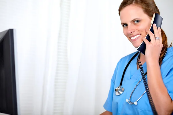 Mooie blonde vrouw op blauwe medische uniform — Stockfoto