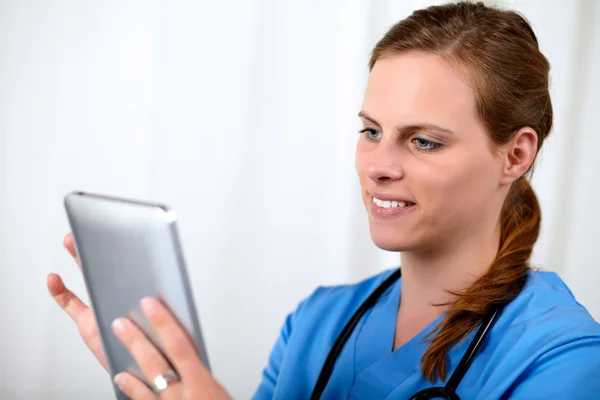 파란색 유니폼에 아름 다운 금발 의사 여자 — 스톡 사진