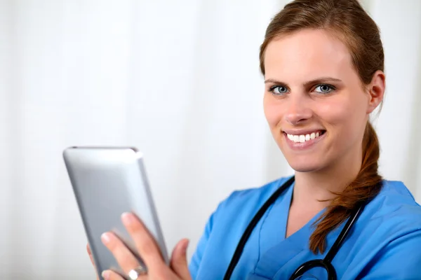 Atraente loira jovem enfermeira sorrindo — Fotografia de Stock
