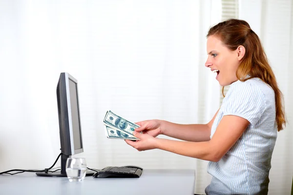 Garota loira excitada segurando muito dinheiro — Fotografia de Stock