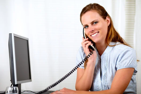 Junge attraktive Geschäftsfrau am Telefon — Stockfoto
