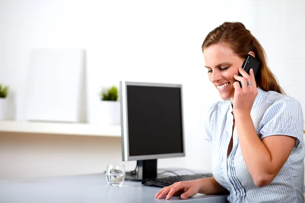 Telefonda konuşurken samimi sarışın Sekreteri — Stok fotoğraf