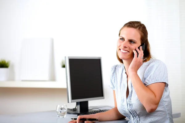Mulher de negócios caucasiana sorrindo e conversando — Fotografia de Stock