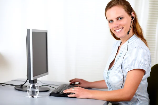 Secretário atraente sorrindo no call center — Fotografia de Stock