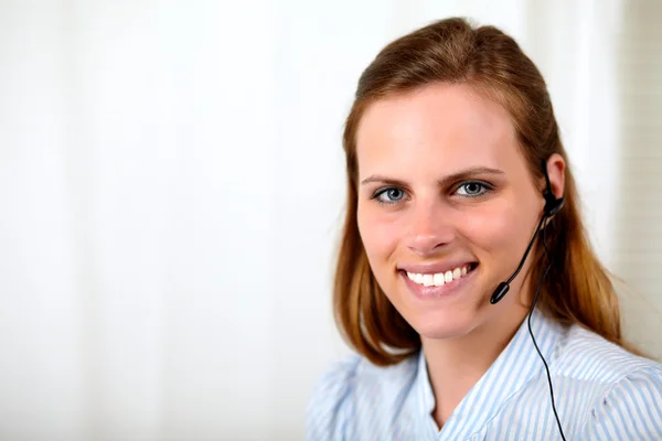 Professionele receptioniste glimlachen — Stockfoto