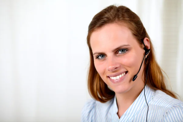 Professionele receptioniste lachend met oortelefoon — Stockfoto