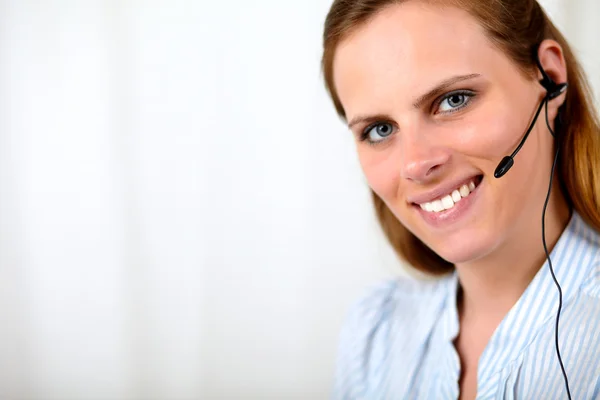 Přátelské blonďatá sekretářka usmívající se a mluví — Stock fotografie