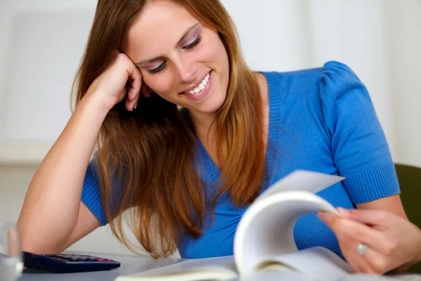 Pretty blonde student woman smiling and learning — Stock Photo, Image
